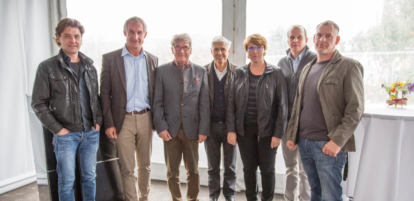 Freuten sich mit den neuen Mietern: Architekt Dieter Vetter, Bürgermeister Markus Linhart, Ing. Wilhelm Muzyczyn (AH), Kommerzialrat Walter-Heinz Rhomberg, Alexandra Schalegg (AH), Christian Jauk und Martin-Christian Schuler (Rhomberg Bau) (v. l. n. r.)