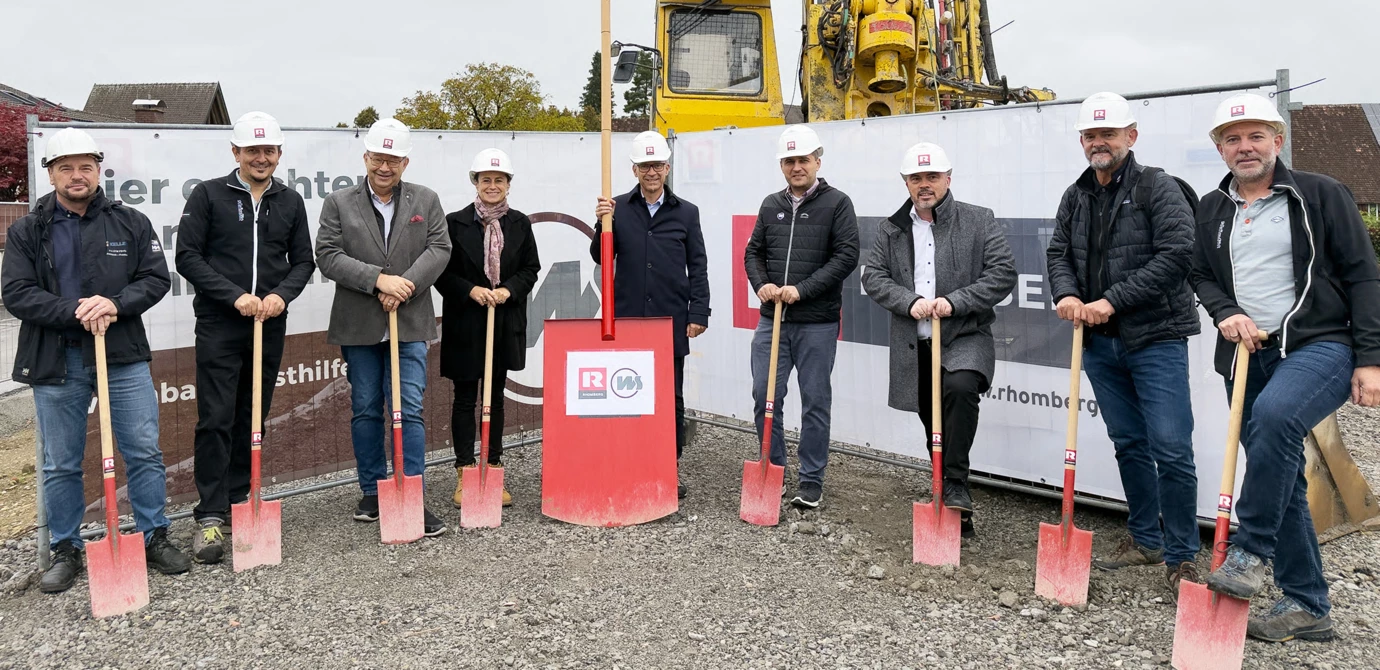 Verantwortliche von Bauherr Wohnbauselbsthilfe, Generalunternehmer Rhomberg Bau sowie der Gemeinde beim gemeinschaftlichen Spatenstich. Bild: Rhomberg Bau
