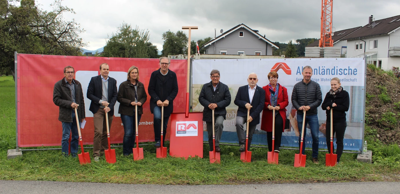 Beim Spatenstich: Gemeindevorstand Alfred Lins, Christian Jauk von Rhomberg Bau, Eveline Drexel vom Büro Arch. Drexel, Architekt Reinhard Drexel, AH-Geschäftsführer Ing. Wilhelm Muzyczyn, Bürgermeister Dietmar Summer, Alexandra Schalegg von der AH und die Statiker Robert Kofler und Vanessa Lenz (v. l. n. r.).