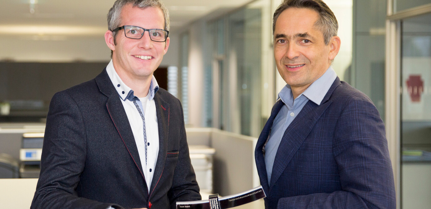 Hubert Rhomberg and Matthias Moosbrugger, Head of Marketing and Communication at the Rhomberg Group, with the Econ-Award.