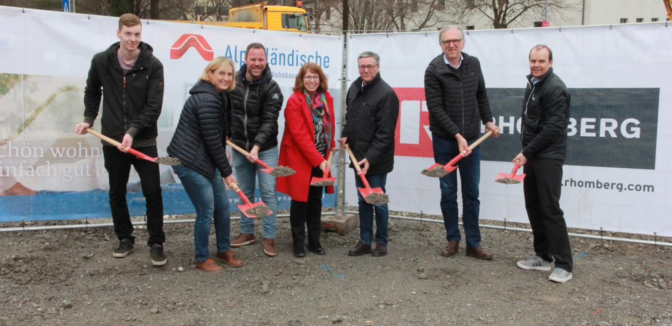 Der Spatenstich in Gisingen fand noch statt: Verantwortliche von Alpenländischer, Rhomberg Bau, Gemeinde und Architekt auf dem Baufeld in der Oberaustraße.