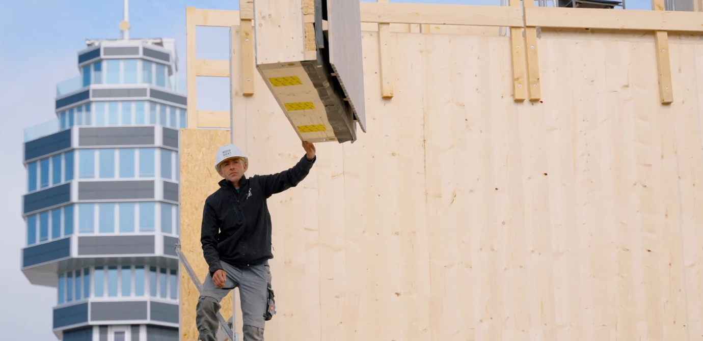 Hoch hinaus: Durch Vorfertigung und Systematisierung wächst das Holzgebäude in Radolfzell deutlich schneller in die Höhe als vergleichbare Massivbauten. Bildquelle: Julien.Film
