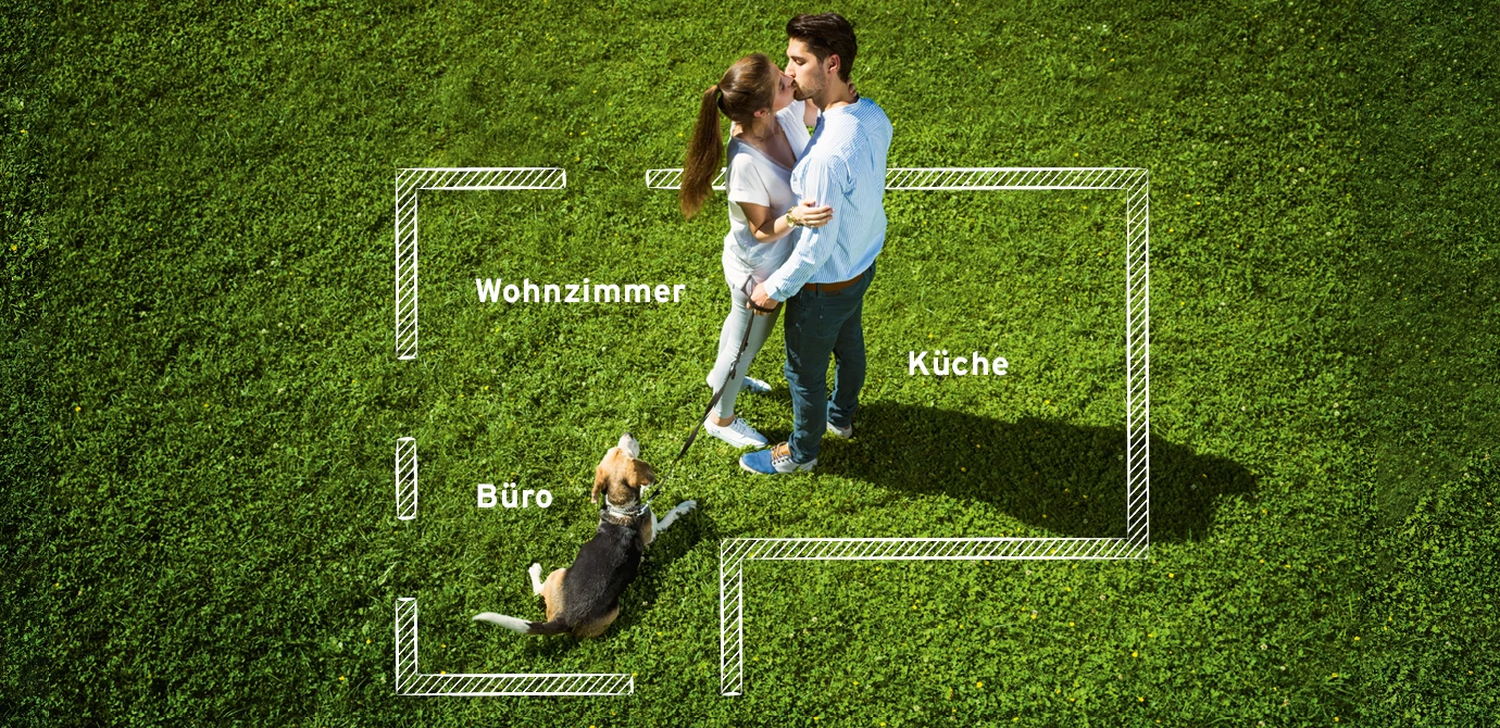 Mann und Frau küssen sich auf Wiese mit Hund und Grundriss von Haus im Hintergrund 4 Mann und Frau küssen sich auf Wiese mit Hund und Grundriss von Haus im Hintergrund 4
