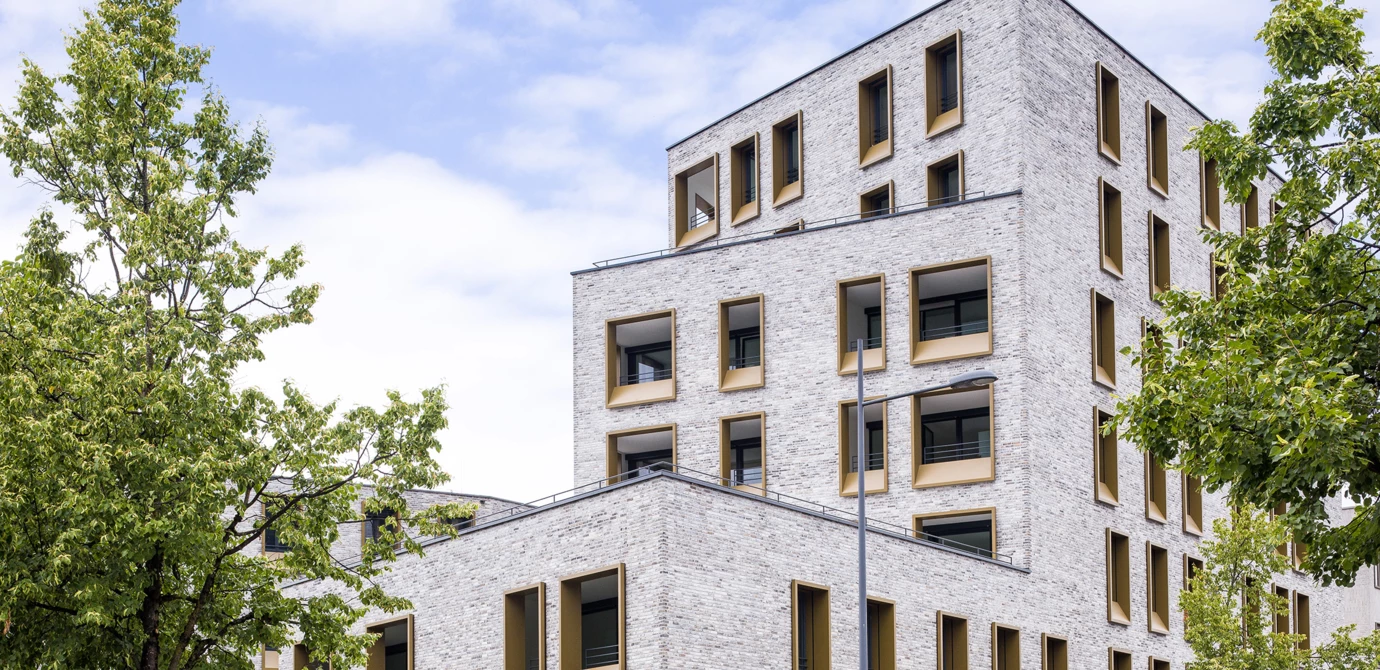 Hingucker: Die neue Wohnanlage von Rhomberg Bau in der Dornbirner Kreuzgasse besticht vor allem durch die ungewöhnliche Formgebung und die hochwertige Klinkerfassade. Bildnachweis: CRwalser