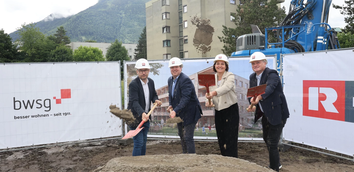 Feierten gemeinsam den „Premieren-Spatenstich“ (v. l. n. r.) von BWSG und Rhomberg Bau: Ortsvorsteher Daniel Peter, MSc, Daniel Leitinger, Geschäftsführer Rhomberg Bau, zweite Landtagsvizepräsidentin Dr. Monika Vonier sowie BWSG-Prokurist Dr. Felix Müller. Bildquelle: Arno Meusburger