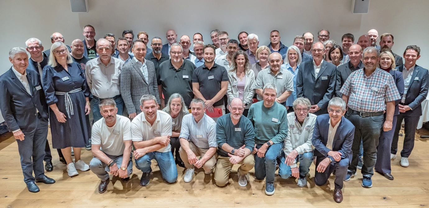 1 090 gute Gründe für eine Feier: Ein Großteil der 65 Jubilare der Rhomberg Gruppe versammelte sich im Hotel Schwärzler. Foto: Mike Siblik