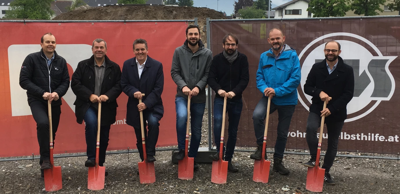 Spatenstich in Wolfurt: Vertreter von Bauherr Wohnbauselbsthilfe, Generalunternehmer Rhomberg Bau, Architekt und Gemeinde feierten den Baustart für eine neue Wohnanlage in der Lerchenstraße.