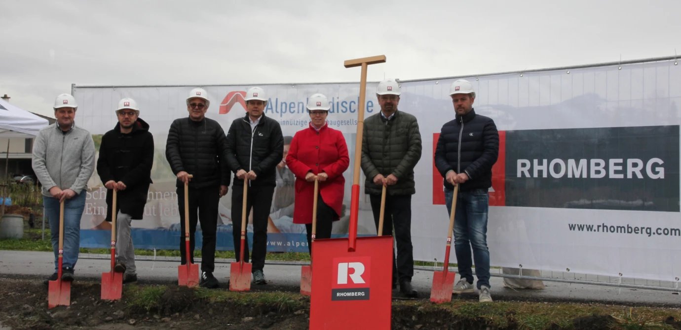 Gemeinsam für ein kleines, feines Bauprojekt in Mäder (v. l. n. r.): Peter Haimerl (Rhomberg Bau), Georg Lora und Markus Dorner (Dorner\Matt), Christian Jauk (Rhomberg Bau), Alexandra Schalegg (Alpenländische), Bürgermeister Rainer Siegele und Markus Allgäuer (Alpenländische).