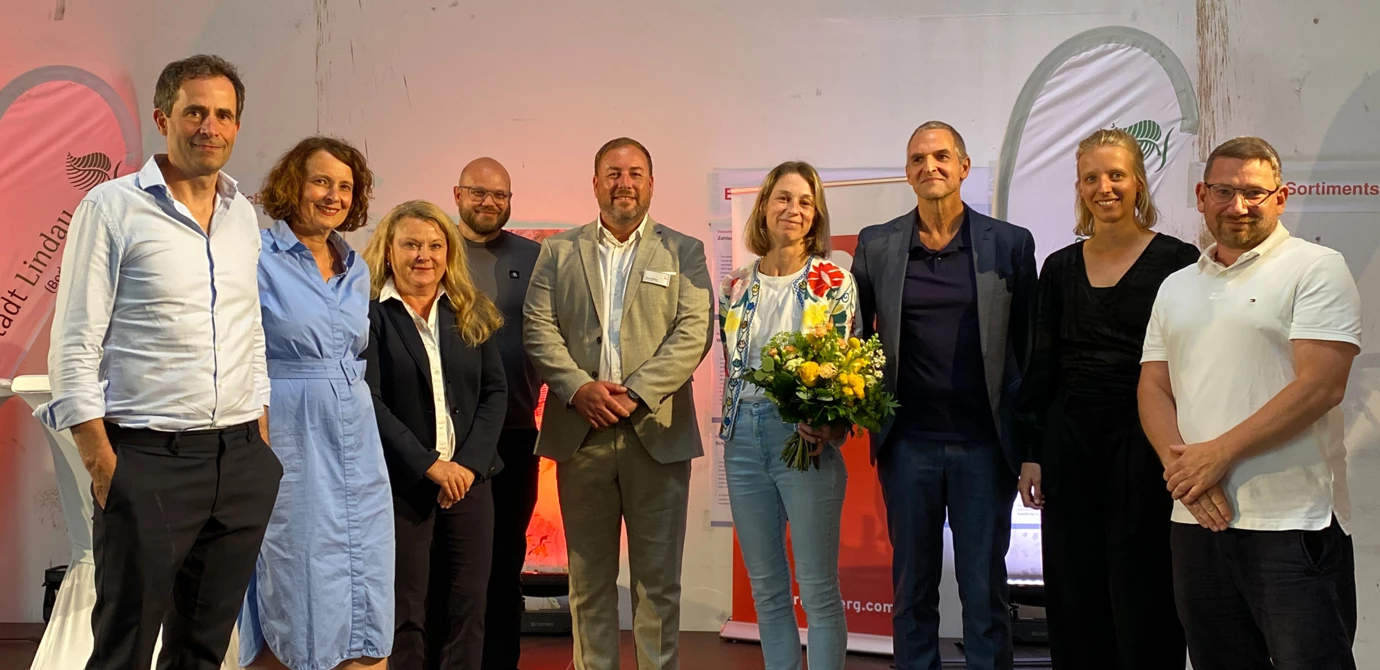 Rhomberg Bau-Projektleiter Manuel Weiner (Mitte), Lindaus Stadtbaumeister Kay Koschka (links daneben) sowie die Juryvorsitzende Prof. Lydia Haack (3. v. l.) mit den drei Gewinnerteams des Architektenwettbewerbs zur Weiterentwicklung des Zechwald-Areals. Foto: Rhomberg Bau
