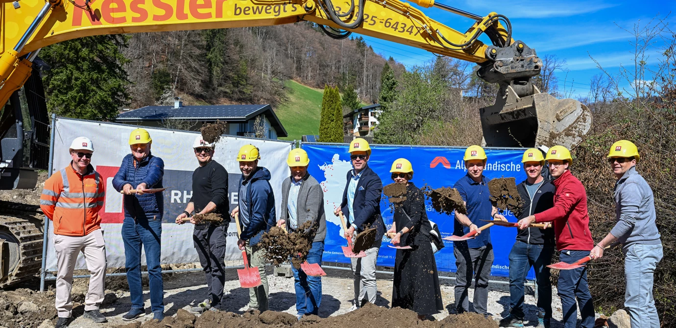 Strahlten mit der Sonne um die Wette: Vertreter:innen von Bauherrin, Generalunternehmen und Gemeinde beim Spatenstich von Alpenländischer und Rhomberg Bau in Tschagguns. Bild: Alpenländische@Julienne Speckle