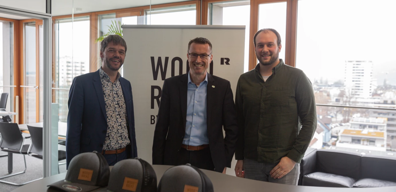 Schaffen zukünftig gemeinsam modernen Wohnbau, für die Menschen und zu fairen Preisen: Die beiden WoodRocks-Geschäftsführer Joachim Nägele (l.) und Alexander Hilbe (r.) mit Marcus Witzke, CEO Hoffnungsträger Stiftung, in ihrer Mitte.