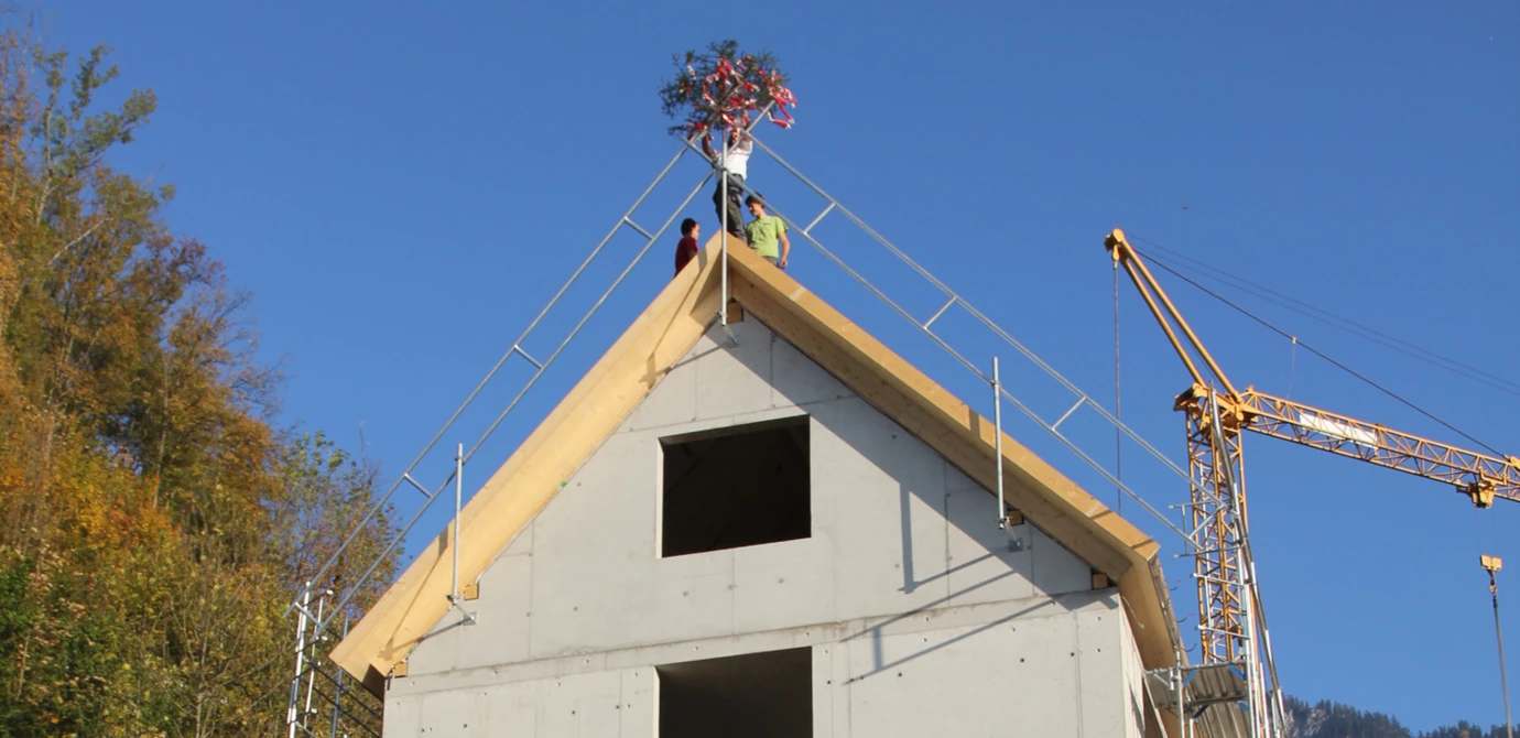Am Ziel: Beim gemeinsamen Wohnbauprojekt von Alpenländischer Heimstätte und Rhomberg Bau in der Burgstraße, Hohenems, steht der Firstbaum.