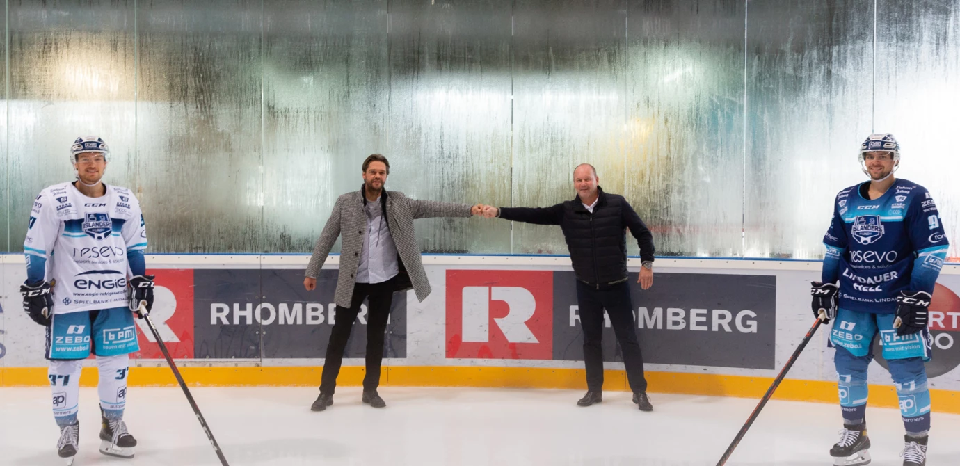 Ab dieser Saison gemeinsam am Puck: Bernd Wucher (2. v. r.), 1. Vorsitzender des EV Lindau, mit Joachim Nägele (2. v. l.), Geschäftsführer von Rhomberg Bau, umrahmt von den Islanders-Spielern Fredrik Widén (r.) und Linus Lundström (l.).
Fotonachweis: Rhomberg Bau