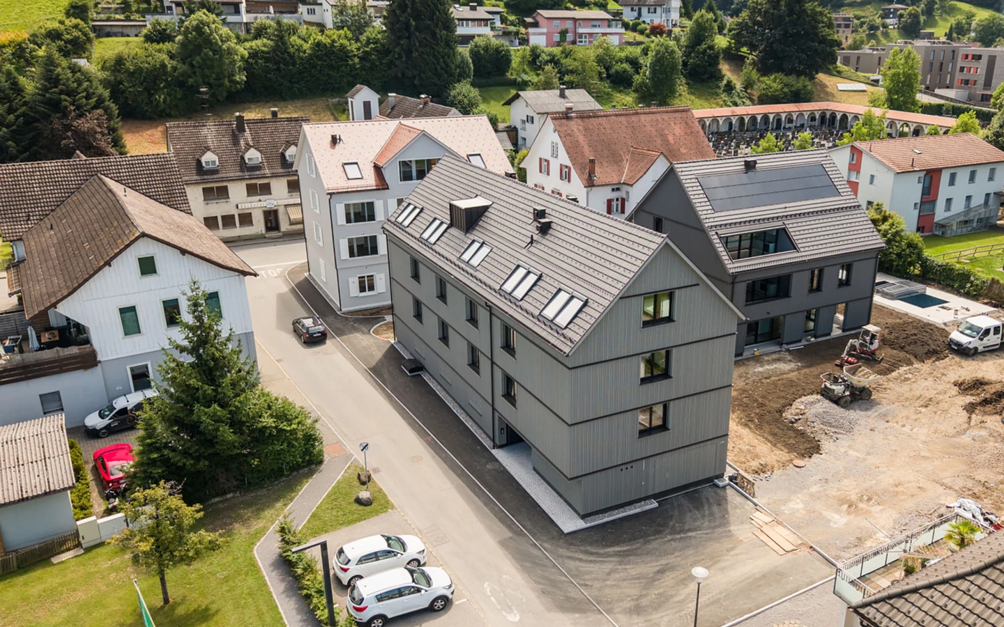Draufsicht: Die drei von Rhomberg Bau errichteten Gebäudekörper fügen sich harmonisch in die Umgebung ein. Die Außenfläche wird jetzt noch zu einem parkähnlichen Innenhof aufgewertet. Bildnachweis: Florian Mayr Immobilien Draufsicht: Die drei von Rhomberg Bau errichteten Gebäudekörper fügen sich harmonisch in die Umgebung ein. Die Außenfläche wird jetzt noch zu einem parkähnlichen Innenhof aufgewertet. Bildnachweis: Florian Mayr Immobilien