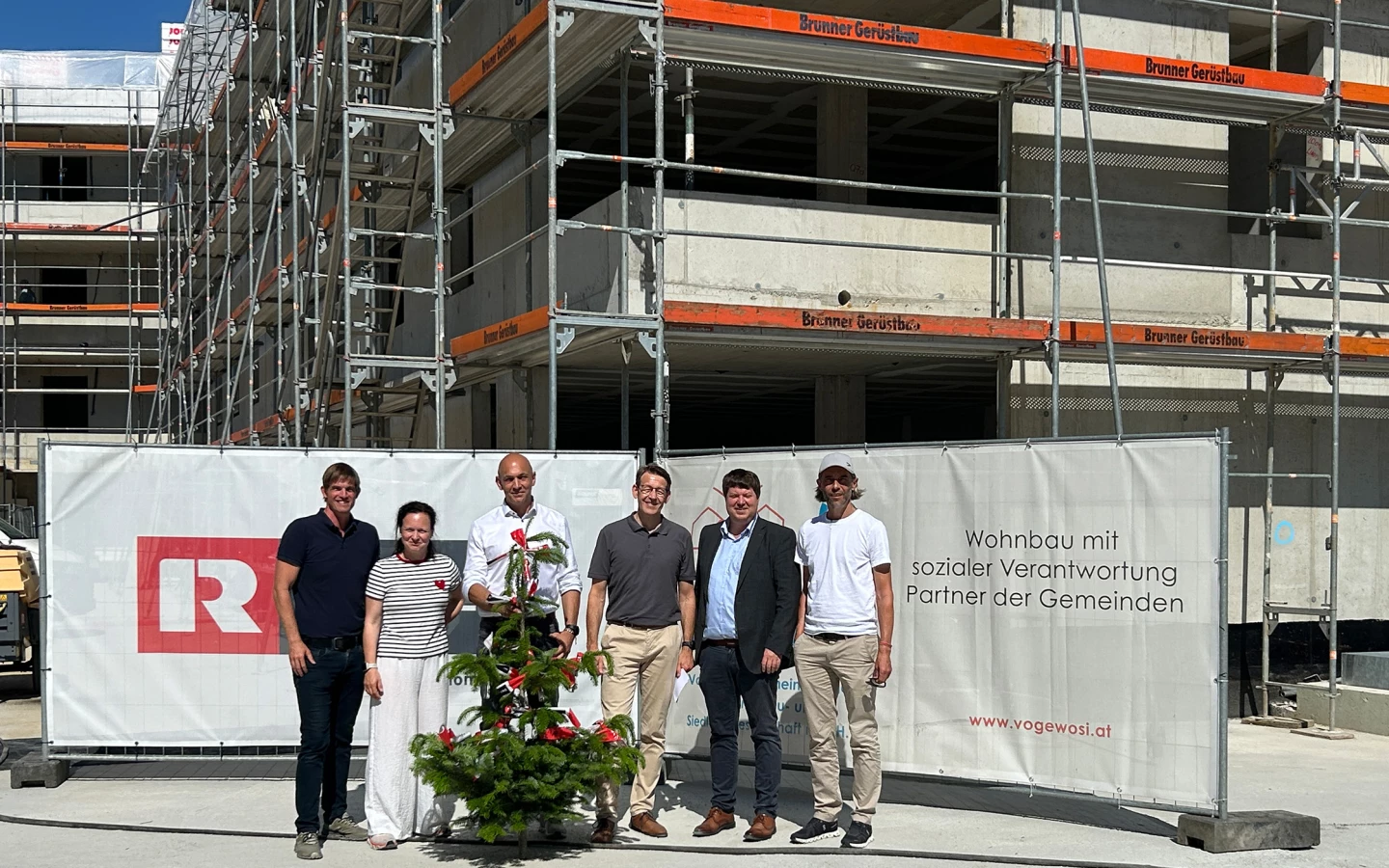 Bedankten sich gemeinsam bei den Handwerker:innen des Wohnbauprojekts in der Bregenzer Holzackergasse: Verantwortliche von Bauherr, Generalunternehmen und Architekt um den künftigen VOGEWOSI-Geschäftsführer Manfred Bauer (3. v. r.) und Rhomberg Bau-Geschäftsführer Daniel Leitinger (2. v. r.). Bildquelle: Rhomberg Bau