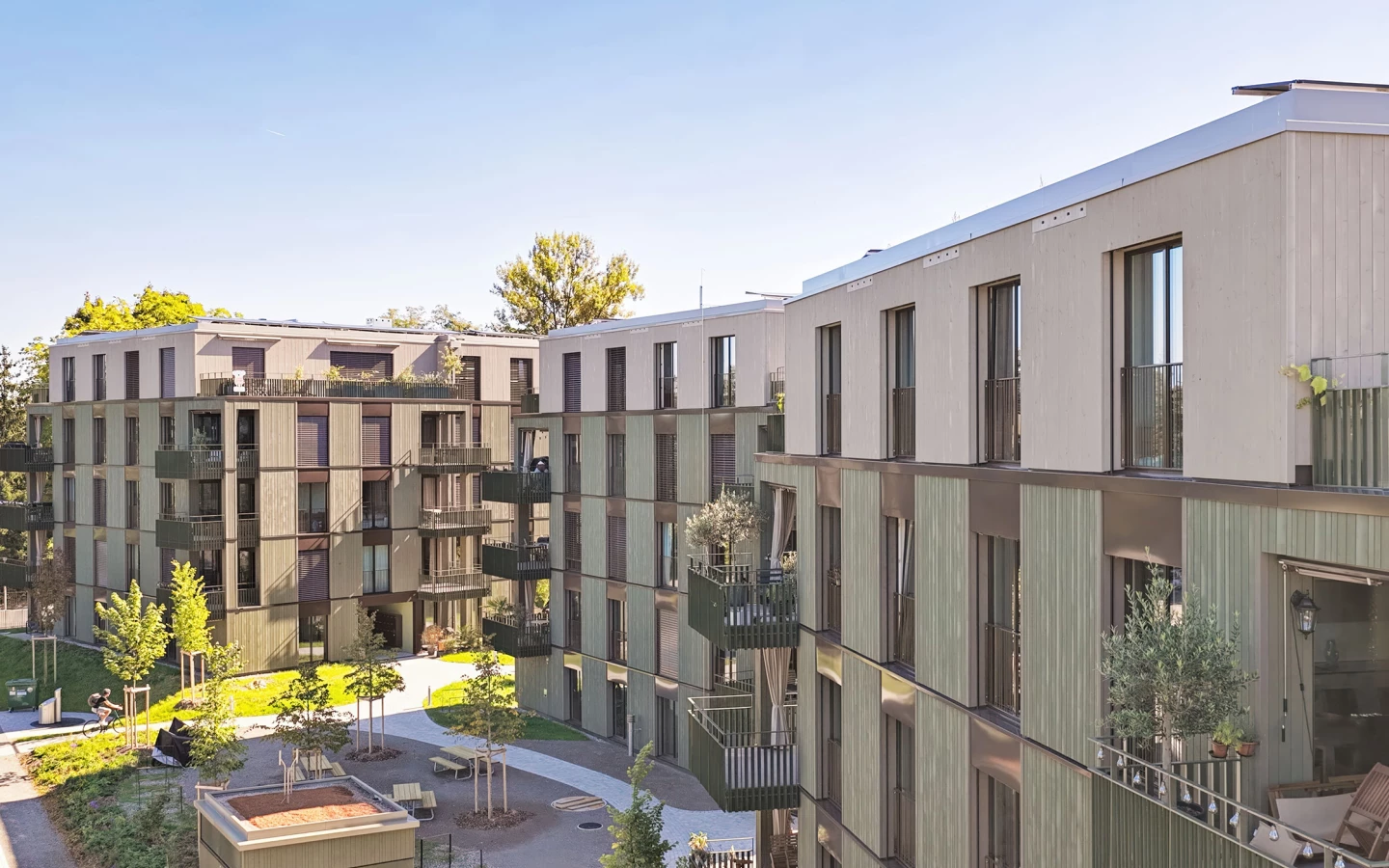 Paradebeispiel für modernes Wohnen: In der Zürcher Anna-Heer-Straße realisierte die Rhomberg Gruppe einen Ersatzneubau, der mit Schwammstadtprinzip und integrierter Projektabwicklung überzeugt. Bild: Rhomberg Gruppe
