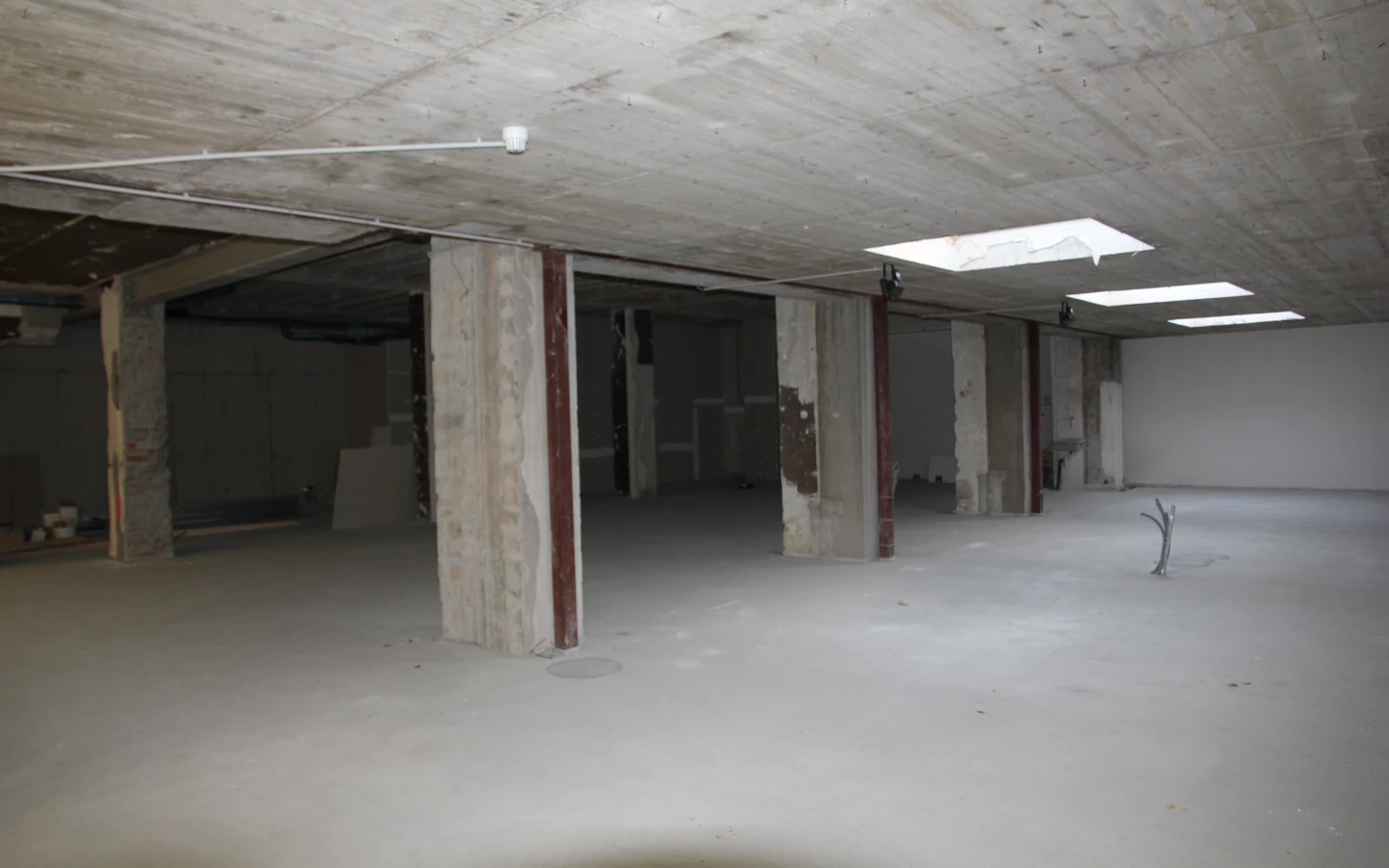 Bahnhofstraße Leere Halle mit Säulen und Dachfenstern 3 Bahnhofstraße Leere Halle mit Säulen und Dachfenstern 3