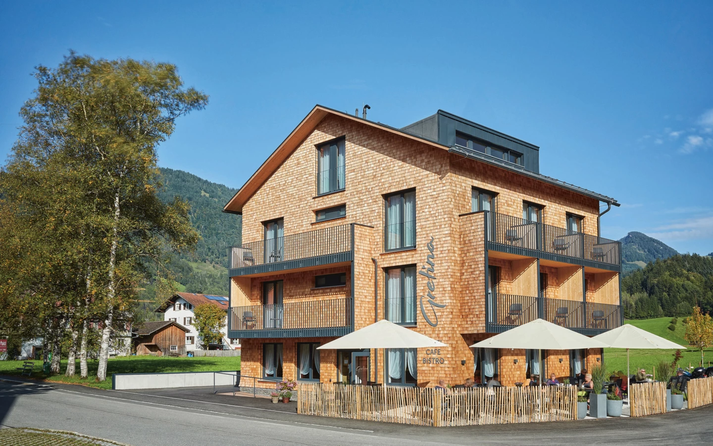 Wälder Holzbaukunst trifft auf Wälder Gastfreundschaft. Wälder Holzbaukunst trifft auf Wälder Gastfreundschaft.