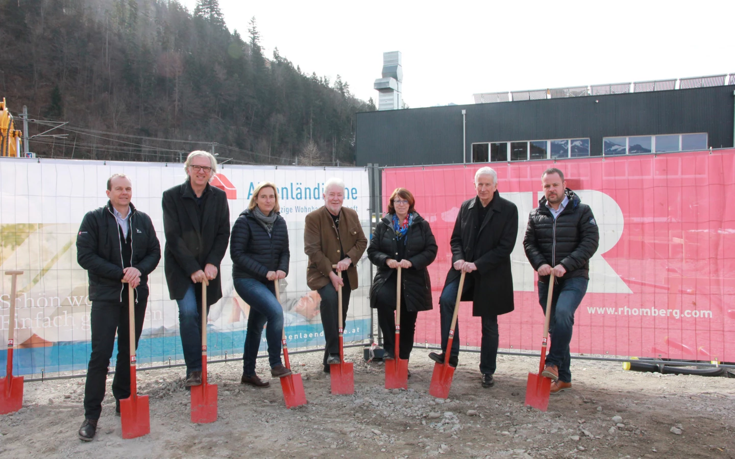 Feierten gemeinsam den Spatenstich für ihre neue Wohnanlage in Feldkirch-Altenstadt: Christian Jauk von Rhomberg Bau, die Architekten Reinhard und Eveline Drexel, Ortsvorsteher Josef Mähr, AH-Geschäftsstellenleiterin Alexandra Schalegg, Bürgermeister Wilfried Berchtold und Markus Allgäuer von der Alpenländischen (v. l. n. r.).