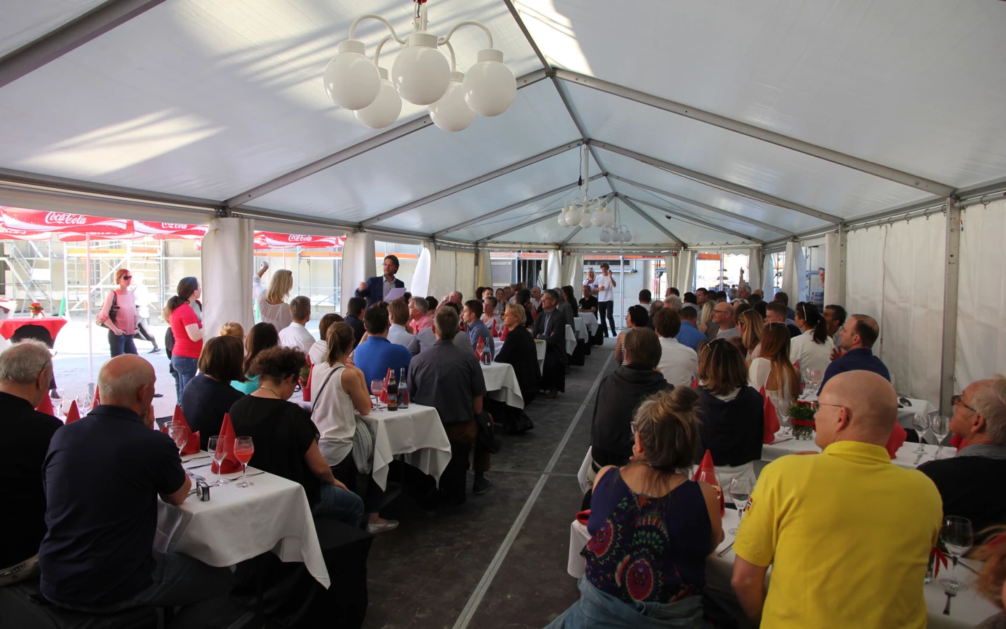 „Volles Haus“ beim Richtfest des Wohnprojekts „Atrium Wohnen“ in Kempten.