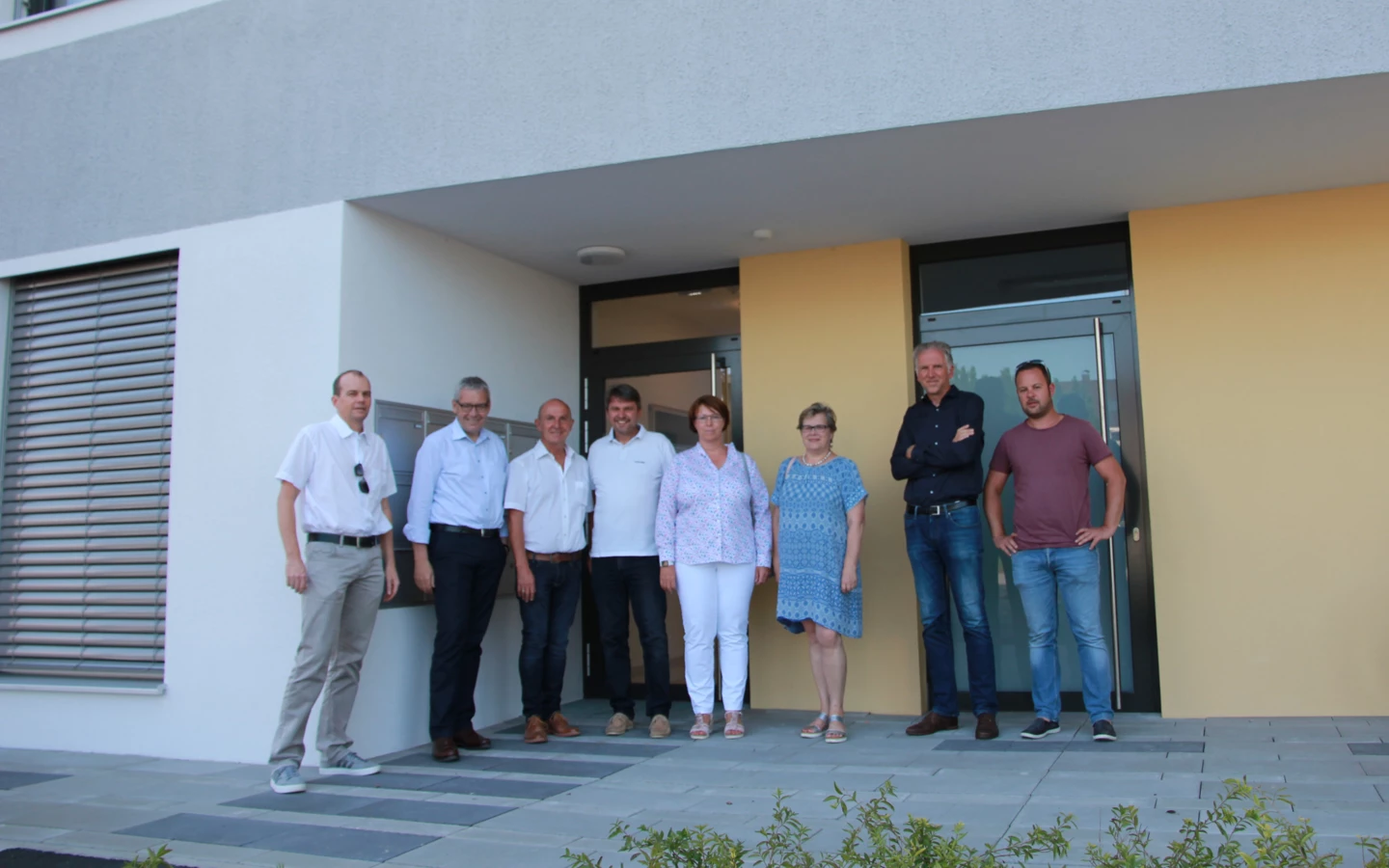 Gruppenbild mit Landesstatthalter: Mag. Karlheinz Rüdisser (2. V. l.) ließ es sich nicht nehmen, den neuesten Beitrag der Alpenländischen Heimstätte und Rhomberg Bau zum leistbaren Wohnen in Vorarlberg persönlich zu besuchen.