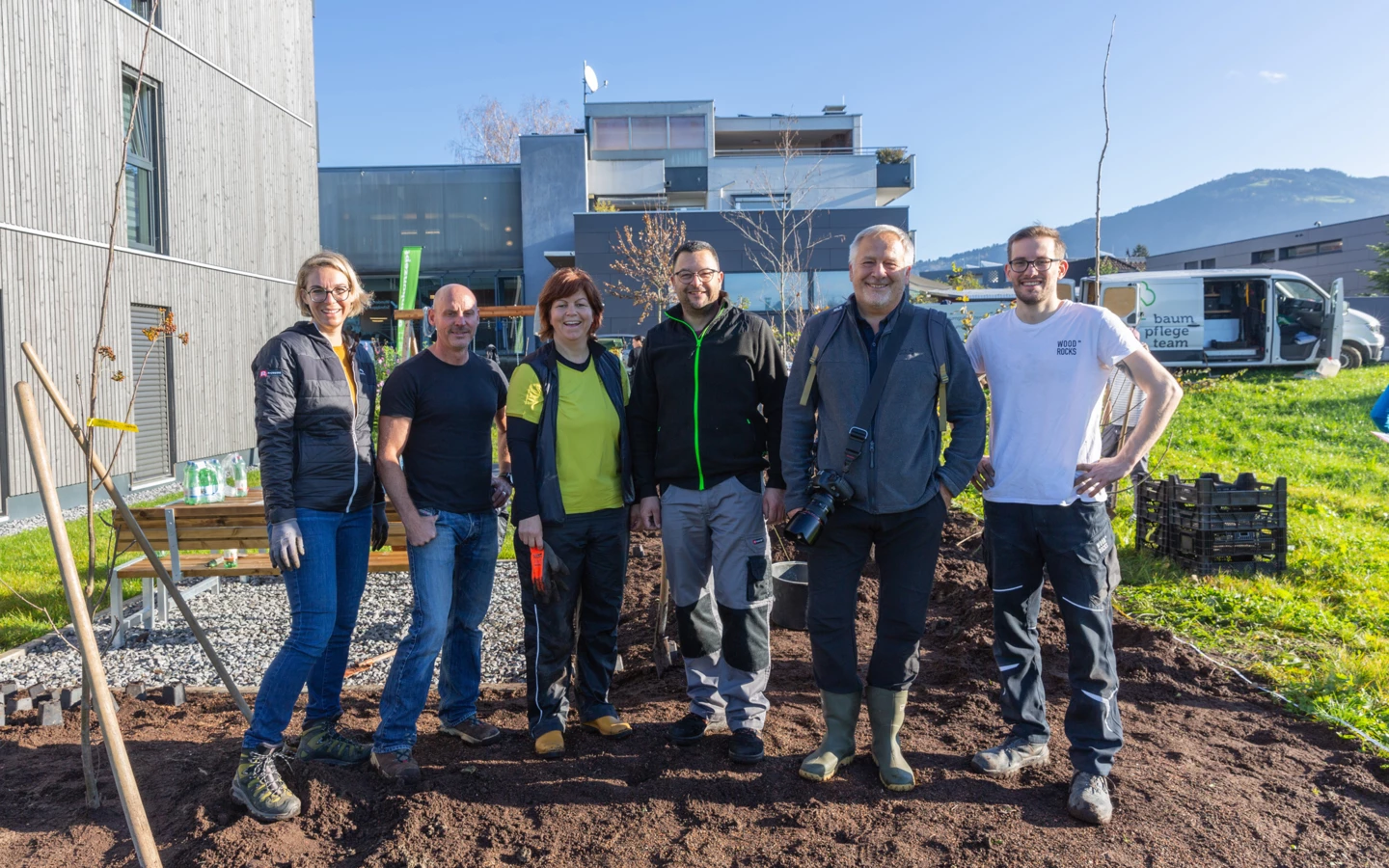 Katharina Fuchs, Stefan Mittersteiner und Andrea Moosbrugger von Rhomberg Bau waren gemeinsam mit Grundstücksbesitzer und Sponsor Stefan Raggl, Naturfotograf Conrad Amber und Martin Rohner von WoodRocks Bau im Einsatz für den Klimaschutz.