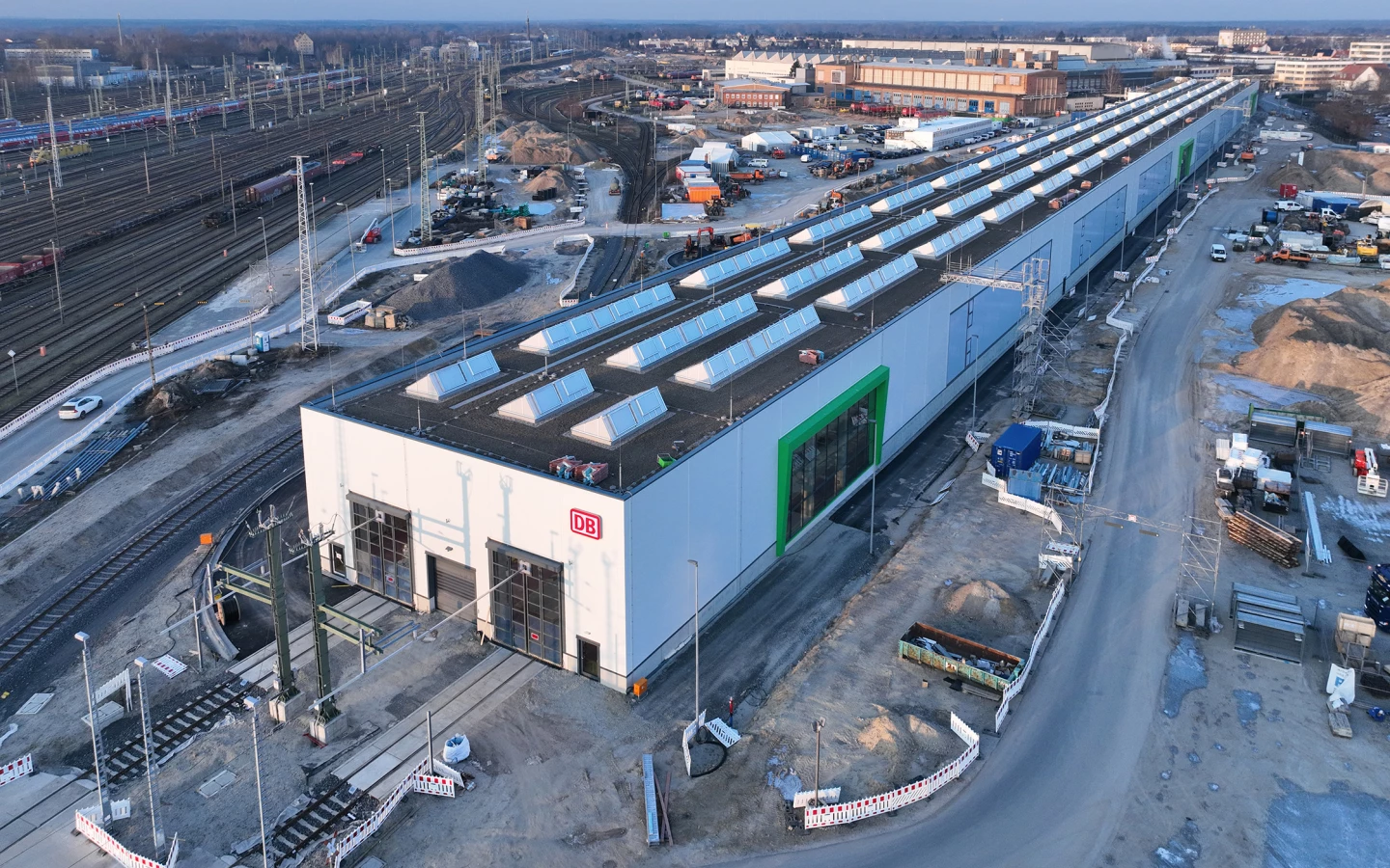 Das „Neue Werk Cottbus“, das erste im Partnerschaftsmodell Schiene realisierte Projekt der Deutschen Bahn – und eines von fünf, an denen die Rhomberg Sersa Rail Group beteiligt ist –, steht kurz vor der Fertigstellung. Bild: Deutsche Bahn AG / Oliver Lang