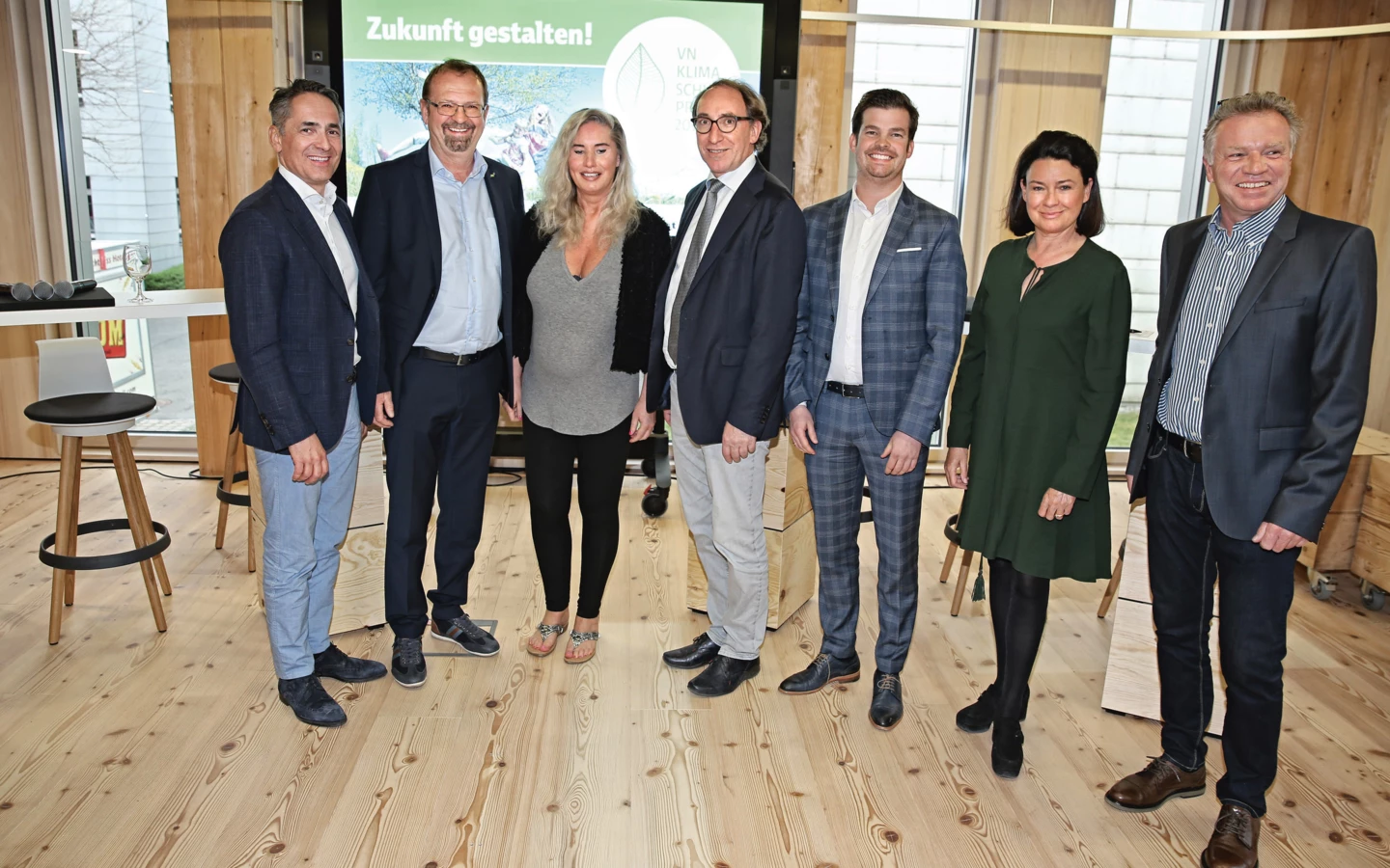 v.l.n.r.: Hubert Rhomberg, Bgm. Rainer Siegele, VN-Klimaschutzprojektleiterin Verena Daum, LR Johannes Rauch, IV-GF Mathias Burtscher, Moderatorin Angelika Böhler, GF Gerhard Günther (vkw innovation hub) v.l.n.r.: Hubert Rhomberg, Bgm. Rainer Siegele, VN-Klimaschutzprojektleiterin Verena Daum, LR Johannes Rauch, IV-GF Mathias Burtscher, Moderatorin Angelika Böhler, GF Gerhard Günther (vkw innovation hub)