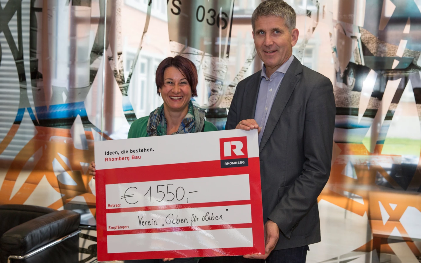 Scheckübergabe von Geschäftsführer Martin Summer an Susanne Marosch Scheckübergabe von Geschäftsführer Martin Summer an Susanne Marosch