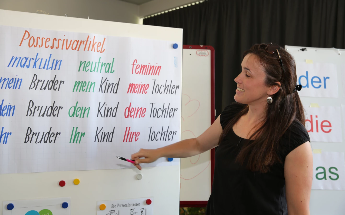 Für ein besseres Verständnis und Miteinander am Arbeitsplatz pauken derzeit 18 gewerbliche Mitarbeiter der Rhomberg Bau drei Monate lang die deutsche Grammatik. Für ein besseres Verständnis und Miteinander am Arbeitsplatz pauken derzeit 18 gewerbliche Mitarbeiter der Rhomberg Bau drei Monate lang die deutsche Grammatik.