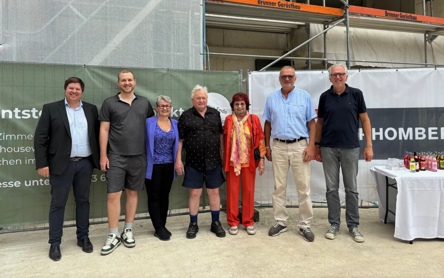 Feierten gemeinsam die Fertigstellung des Rohbaus (v. l. n. r.): Rhomberg Bau-Geschäftsführer Daniel Leitinger, Sohn Raphael und Bauherrin Pia Lengauer mit Pias Eltern Hermann und Hedwig Bischof sowie Donald Gebhardt von Gebhardt Immobilien und Architekt Reinhard Drexel. Bildnachweis: Rhomberg Bau