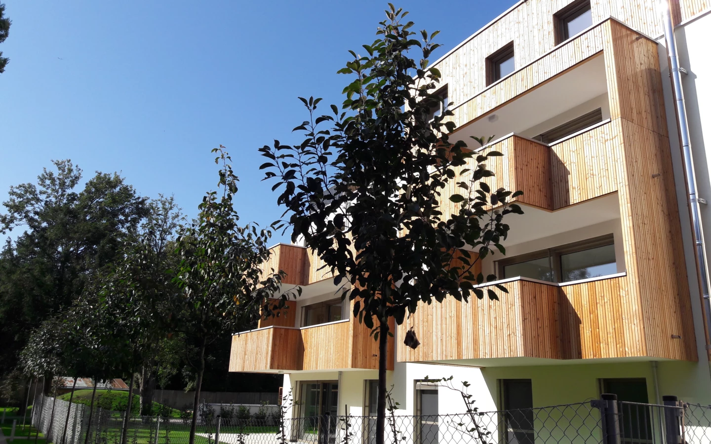 Stadthaus Kalksburg Hausansicht mit Bäumen und Garten