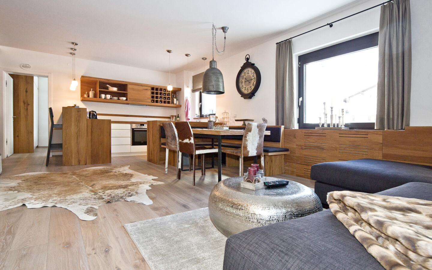 Ferienwohnung Zürs Generalsanierung mit Couch, Tisch, Stühlen und Lampe Ferienwohnung Zürs Generalsanierung mit Couch, Tisch, Stühlen und Lampe