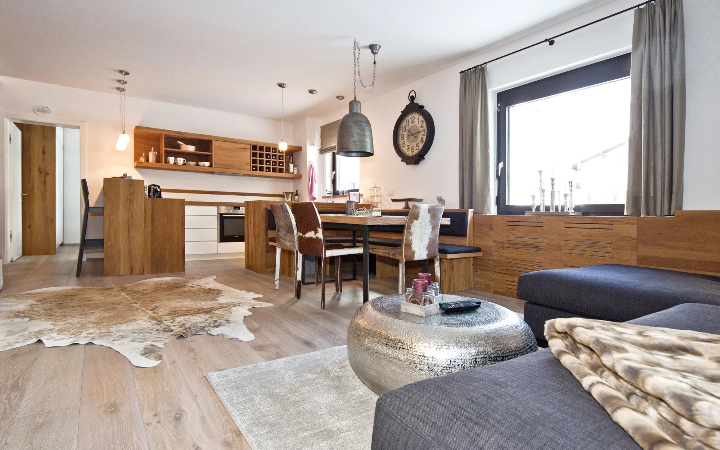 Ferienwohnung Zürs Generalsanierung mit Couch, Tisch, Stühlen und Lampe Ferienwohnung Zürs Generalsanierung mit Couch, Tisch, Stühlen und Lampe