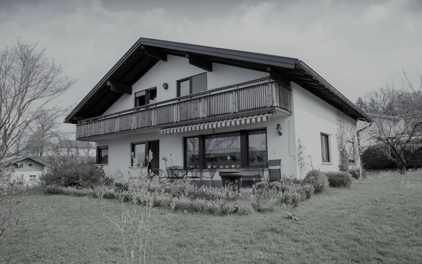 Das Mehrfamilienhaus Hohenweiler vor dem Umbau und Sanierung. Das Mehrfamilienhaus Hohenweiler vor dem Umbau und Sanierung.