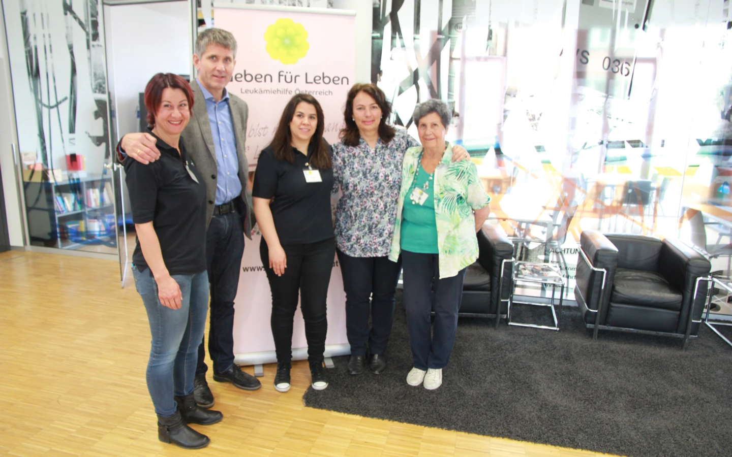 Das Team rund um die Typisierungsaktion (v. l.): Susanne Marosch (GfL), Martin Summer, Selen Düz (GfL), Dr. Agnes Thurnher, Herlinde Marosch (GfL) Das Team rund um die Typisierungsaktion (v. l.): Susanne Marosch (GfL), Martin Summer, Selen Düz (GfL), Dr. Agnes Thurnher, Herlinde Marosch (GfL)