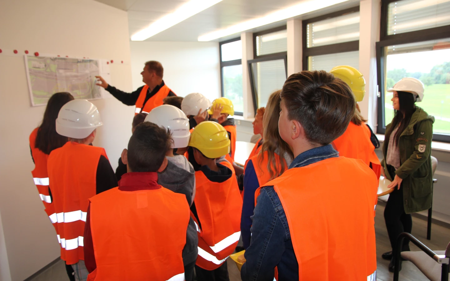 Die Teilnehmer des Vorarlberger Zukunftstages konnten sich auf der Baustelle der Raststation Hörbranz selbst ein Bild vom Baustellenalltag machen.