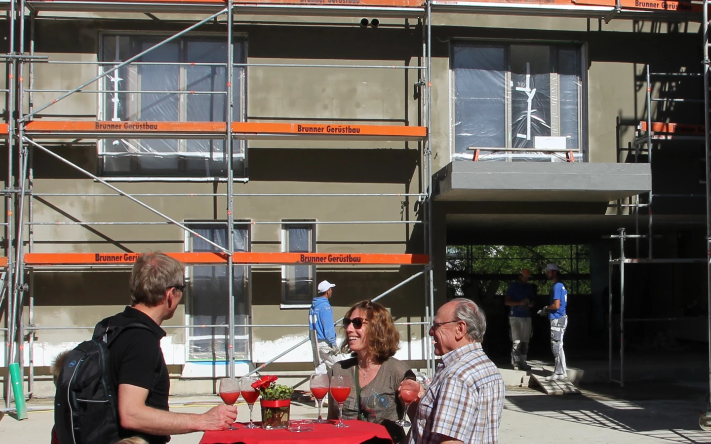 Die Wohnungseigentümer feiern mit und freuen sich auf ihr neues Zuhause.