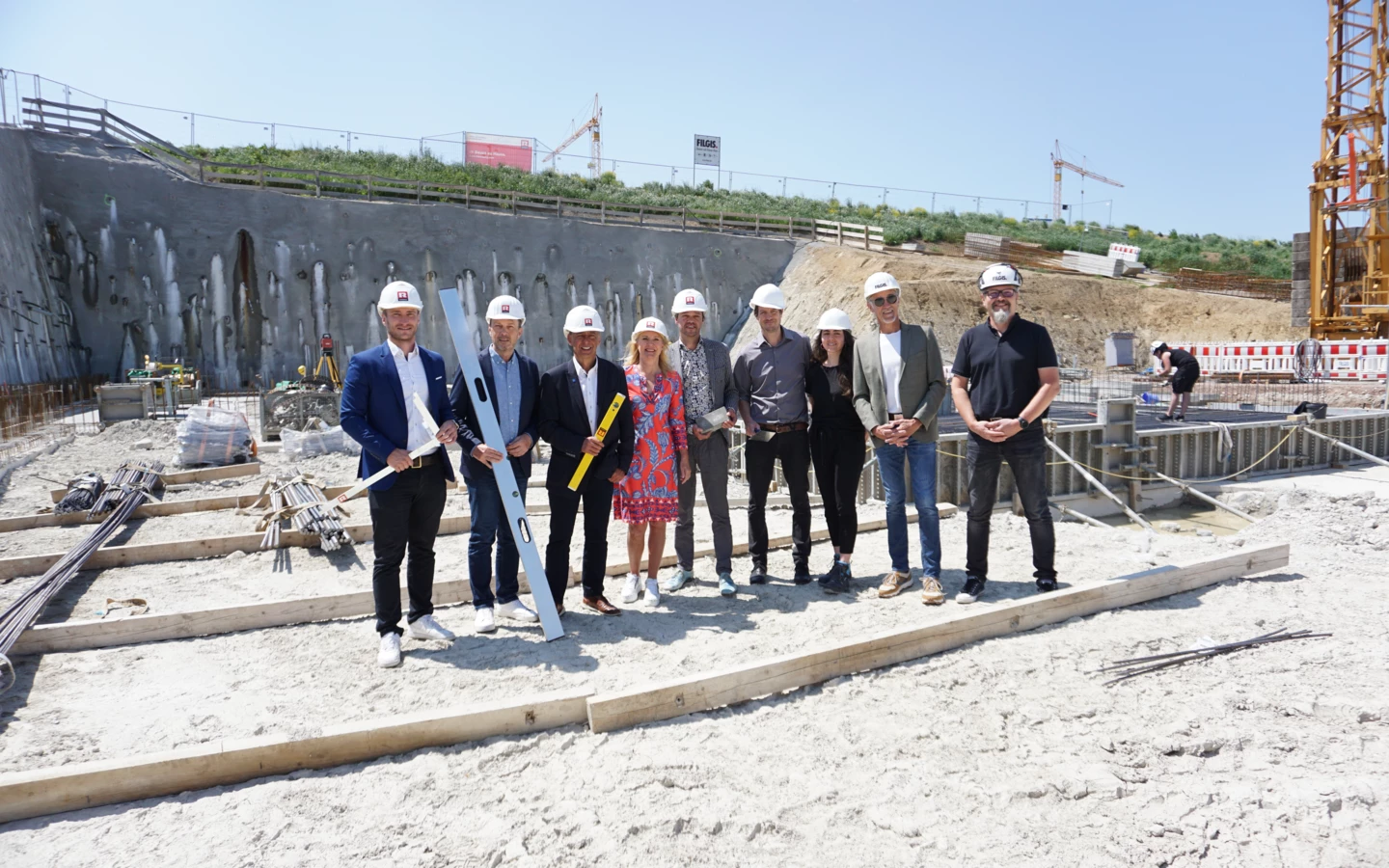 (v.l.n.r.) Philipp Ludwig (Rhomberg Bau), Markus Wiedemann (Amt für Tiefbau und Verkehr, Stadt Kempten), Klaus Knoll (2. Bürgermeister, Stadt Kempten), Elke Holldorf, Joachim Nägele (beide Rhomberg Bau), Robert Stachel, Laura Fullone, (beide Hagspiel Stachel Uhlig Architekten), Edwin Münsch und Jens Jachmann (beide Gebr. Filgis) freuen sich über die Grundsteinlegung des neuen Mehrfamilienhauses in Kempten.
