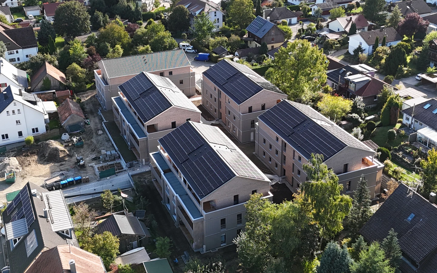 Hochwertige Fassadenelemente für Holzbauprojekte von Sohm Holzbau, wie diese Wohnanlage in Heiligenberg, kamen bislang von Gamper. Ab sofort kommen sie auch dem Namen nach von Sohm Holzbau. Bild: Sohm Holzbau