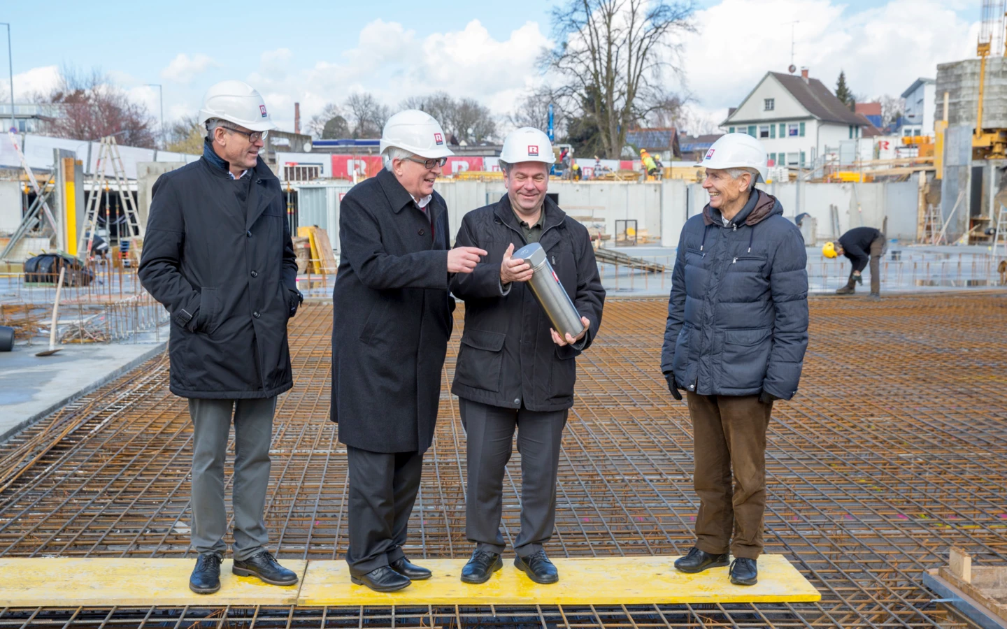 Bei der Grundsteinlegung: Martin Summer, Geschäftsführer von Rhomberg Bau, Bürgermeister Michael Simma, Erich Mayer, Geschäftsführer Wohnbauselbsthilfe, und Walter-Heinz Rhomberg (v. l. n. r.) auf dem Baufeld des „Bäumlequartiers am See“.