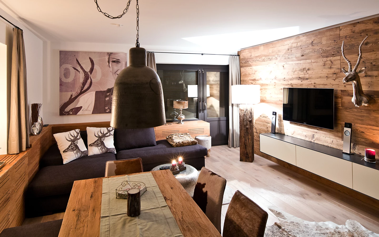 Ferienwohnung Zürs Generalsanierung mit Esstisch, Couch, Fernseher, Lampe und Stühlen Ferienwohnung Zürs Generalsanierung mit Esstisch, Couch, Fernseher, Lampe und Stühlen