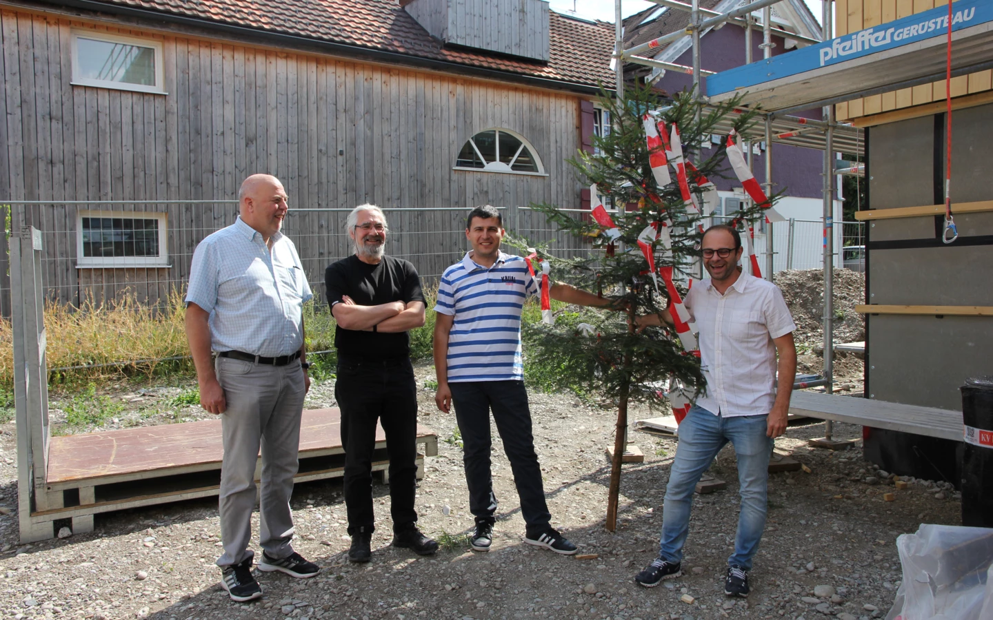 Gruppenbild mit Firstbaum: Bürgermeister Thomas Pinter, Architekt Martin Rümmele, Bauleiter Mitar Simikic und Prokurist Jürgen Loacker von der Wohnbauselbsthilfe feierten die Dachgleiche ihres Wohnbauprojekts in der Herrengasse.