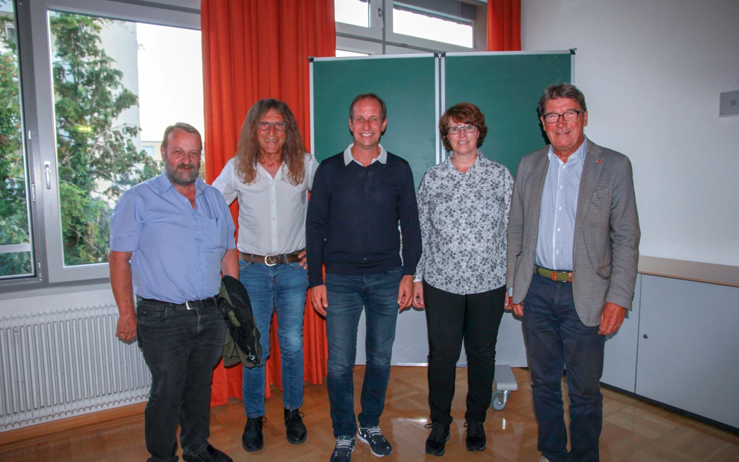 Hatten viel Freude an der Schlüsselübergabe: Wohnungsreferent Egon Berchtold, Vize-Bürgermeister Bernhard Amann und Bürgermeister Dieter Egger von der Stadt Hohenems sowie Alexandra Schalegg und Ing. Wilhelm Muzyczyn von der Alpenländischen Heimstätte (v. l. n. r.)