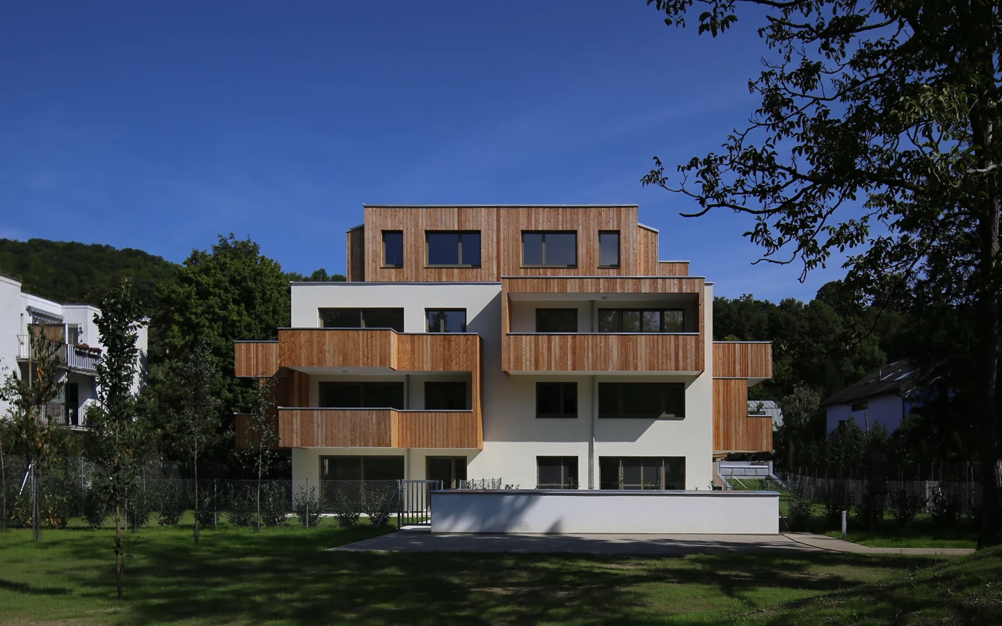 TROY_ALTM (6) Aussenansicht mit Wiese, Bäumen und blauem Himmel TROY_ALTM (6) Aussenansicht mit Wiese, Bäumen und blauem Himmel