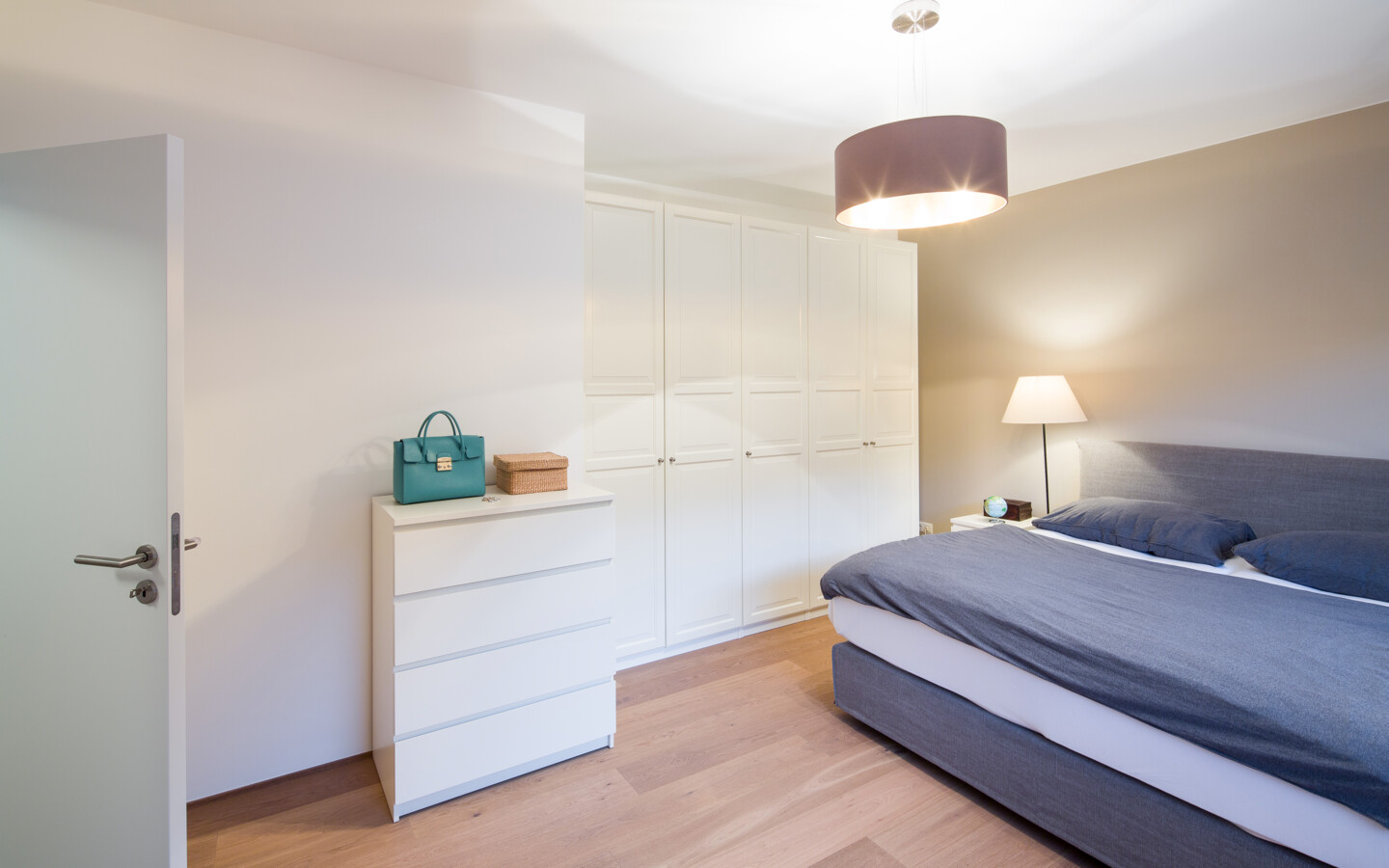Wohnung Lochau Generalsanierung Schlafzimmer mit Bett und Kommode Wohnung Lochau Generalsanierung Schlafzimmer mit Bett und Kommode