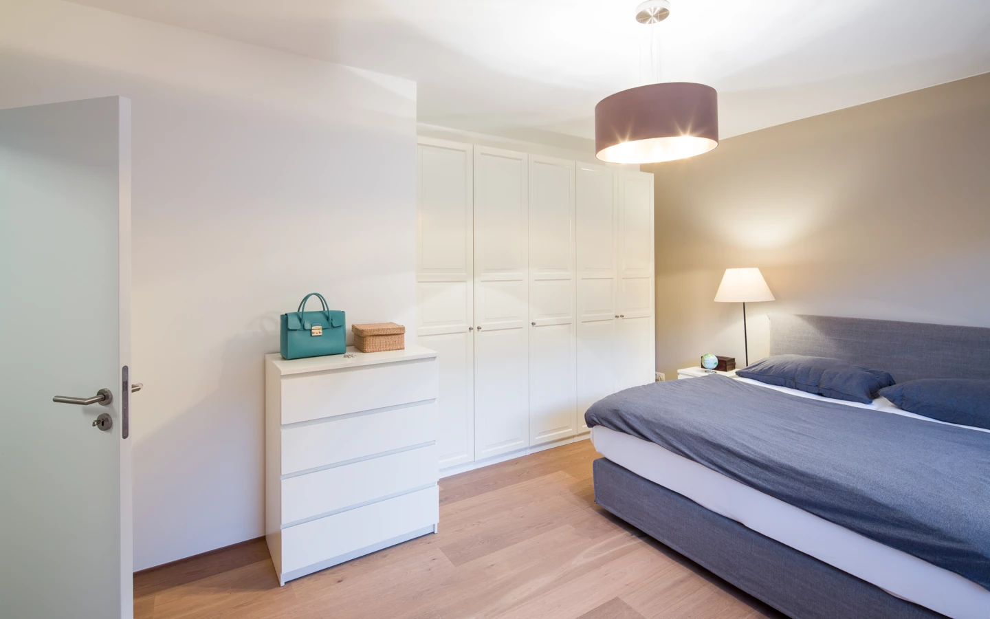 Wohnung Lochau Generalsanierung Schlafzimmer mit Bett und Kommode
