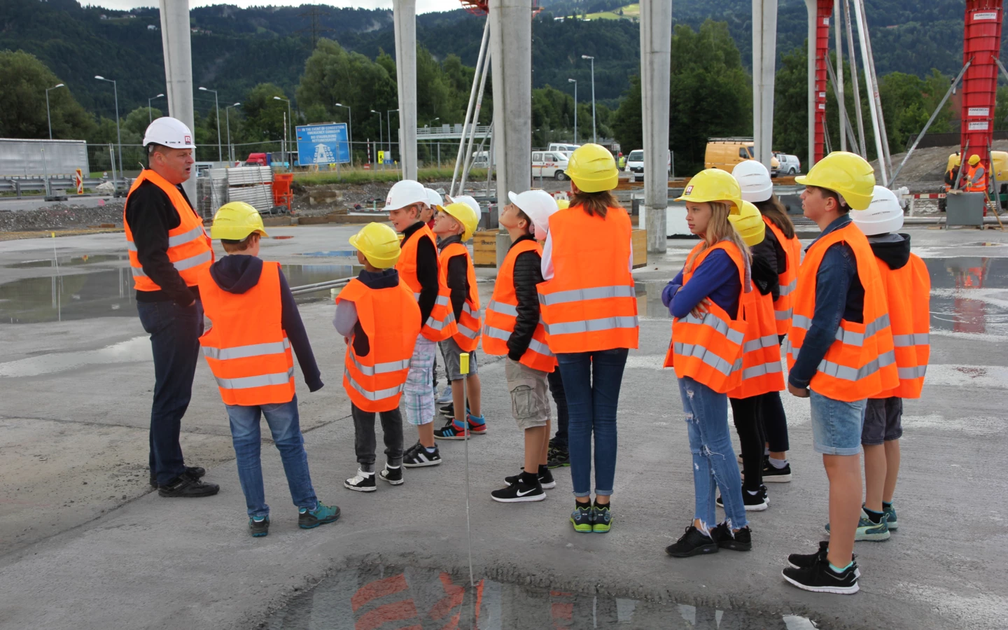 Die Teilnehmer des Vorarlberger Zukunftstages konnten sich auf der Baustelle der Raststation Hörbranz selbst ein Bild vom Baustellenalltag machen. Die Teilnehmer des Vorarlberger Zukunftstages konnten sich auf der Baustelle der Raststation Hörbranz selbst ein Bild vom Baustellenalltag machen.