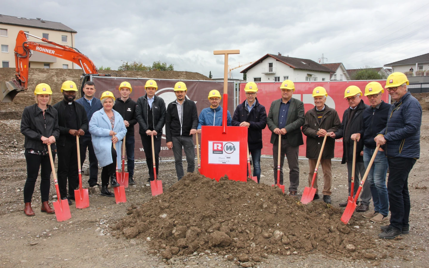 Haben Großes vor: Verantwortliche von Bauherr Wohnbauselbsthilfe, Generalunternehmer Rhomberg Bau, Gemeinde und Pfarre Lauterach beim Spatenstich für die Wohnanlage in der Neubaugasse in Lauterach.