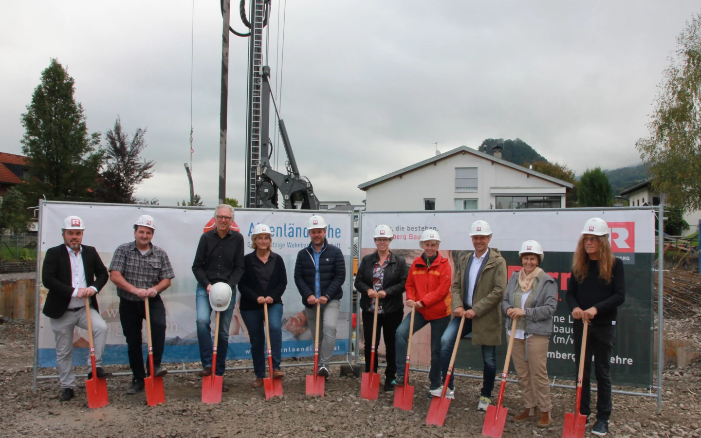 Vertreter:innen von Bauherrin AGW, Generalunternehmer Rhomberg Bau, Architekturbüro Drexel sowie der Stadt Hohenems beim Spatenstich vor rund zwei Wochen im Brühl.